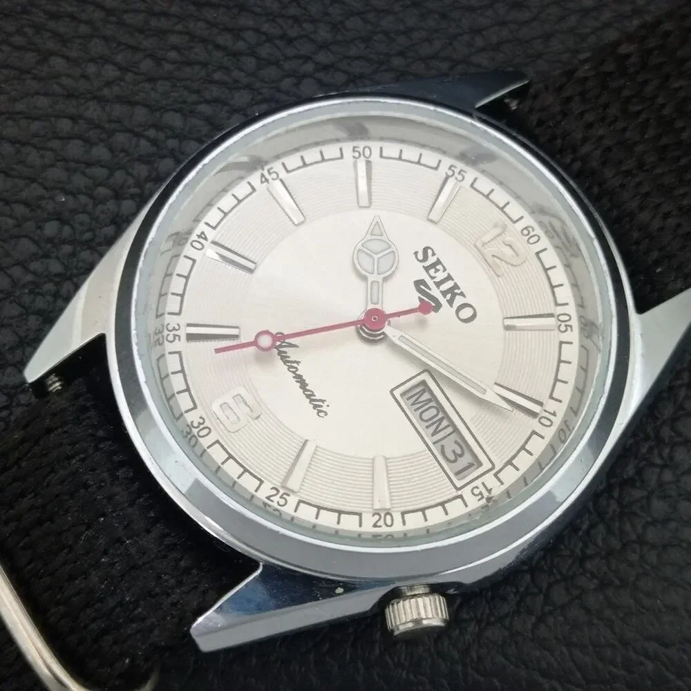 Vintage 1981 Seiko Automatic Mens Silver Watch W/daydate & White accents